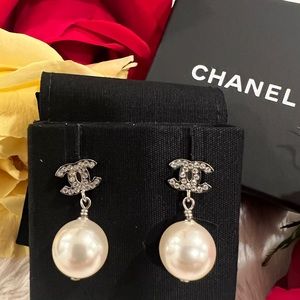 AUTH 2022 Chanel Drop Pearl Earring